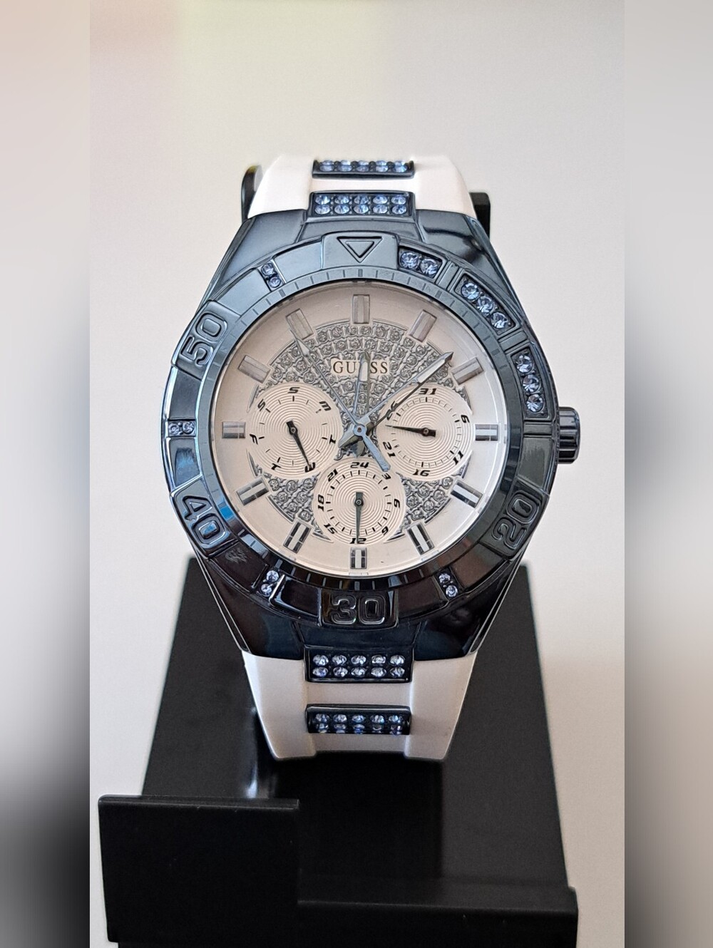 GUESS White Silicone Strap Watch with Brushed Silver Buckle